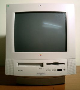 14インチのディスプレイ一体型　Mac　写真
