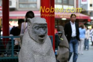 神戸中華街　広場にある猿の石像